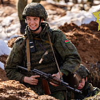 С курсантами Военной академии Беларуси проходят практические занятия по тактической подготовке на полигоне