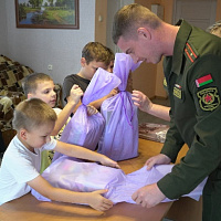 Военнослужащие Минской военной комендатуры приняли участие в акции «Соберём детей в школу»