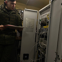 Практические занятия на технике связи с курсантами Военной академии