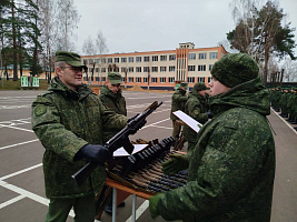 Новобранцы учатся основам военного дела