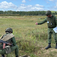 Военнослужащие 72 ОУЦ выполнили различные упражнения из стрелкового оружия, в том числе в ночное время