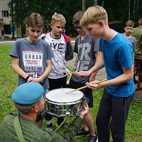 Витебские десантники посетили детский оздоровительный лагерь «Липки»