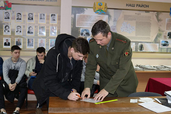 С сегодняшнего дня шкловские призывники отправляются на службу в армию
