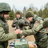 Экзамен держат артиллеристы