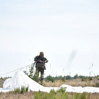Брестские десантники совершили прыжки с парашютом из самолёта АН-2