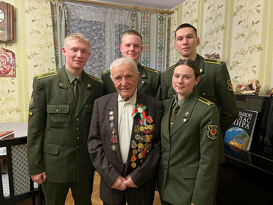 Курсанты поздравили ветерана