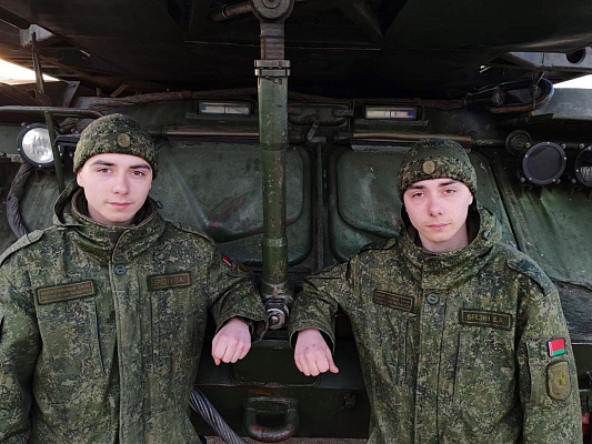 Два молодца — одинаковы с лица