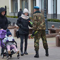 Десантники поздравили прекрасных жительниц Бреста 