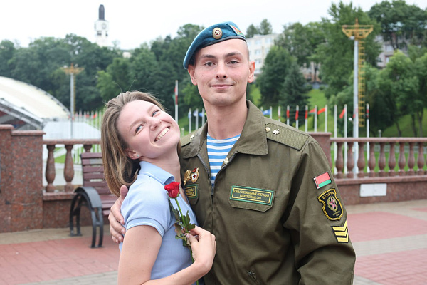 Десантники дарят девушкам цветы... и хорошее настроение