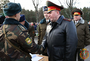 Военнослужащие нового пополнения принимают присягу