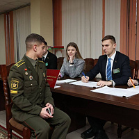 В числе избирателей - и люди в погонах 