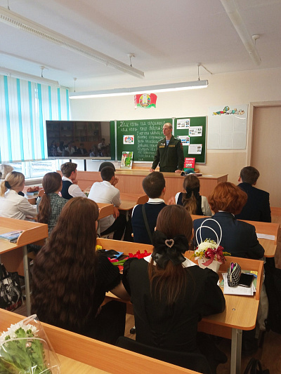 Витебские десантники поздравили школьников с Днём знаний