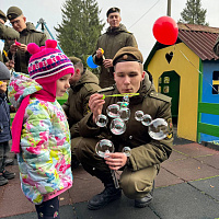 Военнослужащие 60 опс подарили детям праздник