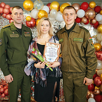 Фотофакт: военнослужащие во всех гарнизонах Беларуси поздравляют женщин с предстоящим праздником