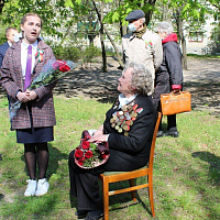 Брестские десантники поздравили ветерана 