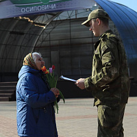 Военнослужащие поздравили белорусок с Днём женщин