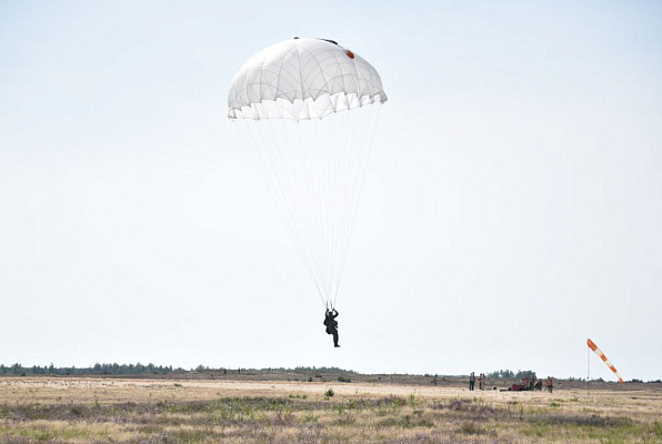 Брестские десантники совершили прыжки с парашютом из самолёта АН-2
