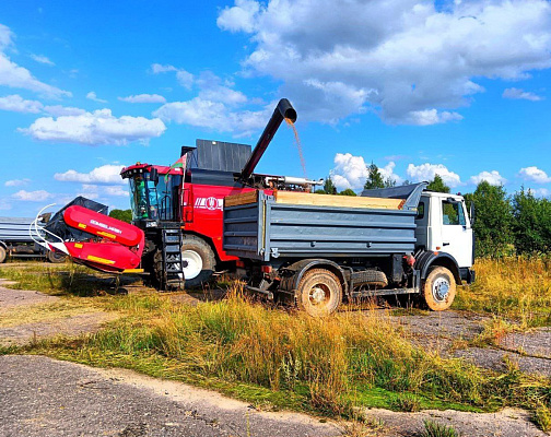 Военнослужащие продолжают оказывать помощь аграриям в уборке урожая