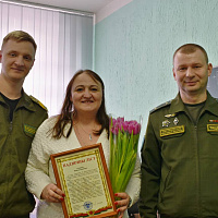 Накануне Дня женщин военнослужащие создают атмосферу праздника