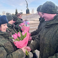 Фотофакт: военнослужащие во всех гарнизонах Беларуси поздравляют женщин с предстоящим праздником