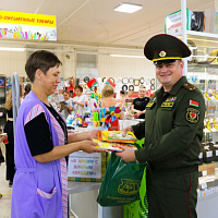 Военнослужащие Вооруженных Сил принимают участие в республиканской акции «Соберём детей в школу»