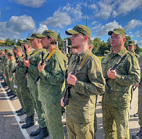 В 120 омбр состоялся ритуал вручения оружия военнообязанным, призванным из запаса
