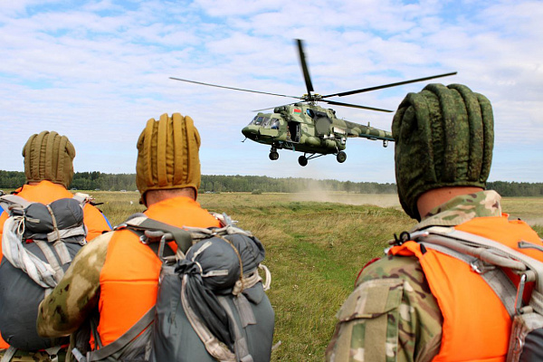 Военнослужащие 5 обрСпН выполнили десантирование на воду из вертолёта