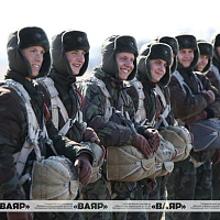Военнослужащие 5-й отдельной бригады специального назначения совершили прыжки с парашютом