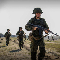 Новобранцы проходят курс начальной военной подготовки на полигонах