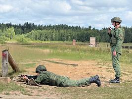 Военнослужащие 72 ОУЦ выполнили различные упражнения из стрелкового оружия, в том числе в ночное время