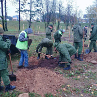 Гвардейцы приняли участие в субботнике