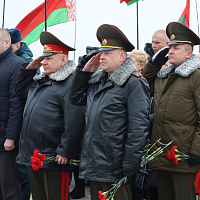 В Борисовском гарнизоне возложили цветы к памятнику экипажу танка героя Советского Союза Павла Рака