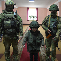 Военнослужащие одной из воинских частей ВВС и войск ПВО устроили детям праздник