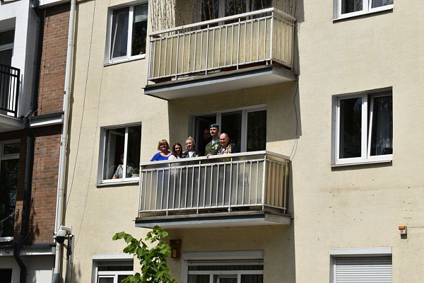 Брестские десантники поздравили ветеранов с наступающим Днём Победы