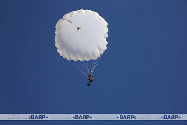 Военнослужащие ССО совершили прыжки с парашютом на полигоне Брестский