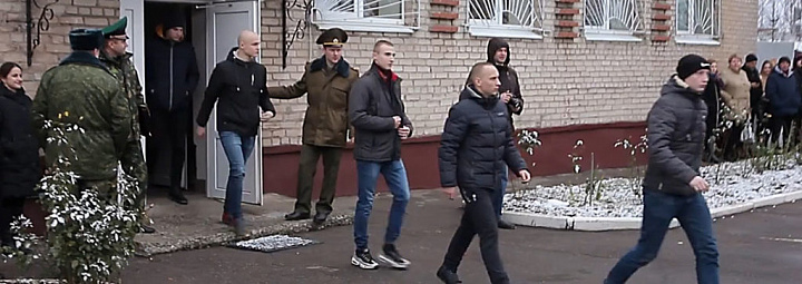 Полоцкий военкомат осенью направил на службу порядка 300 парней