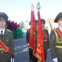 Цветы к монументу героям