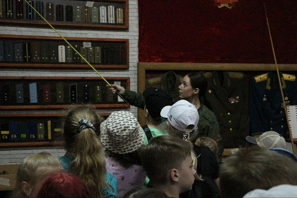 Школьники посетили музей военного мундира