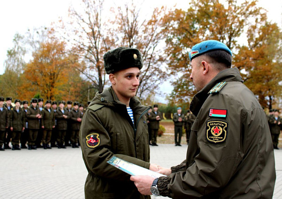 В соединениях и воинских частях военнослужащих торжественно провожают в запас