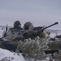 Гвардейцы готовят участок местности к обороне