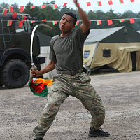 Военнослужащие Народно-освободительной армии Китая дали концерт в полевых условиях