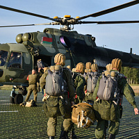 Военнослужащие 38 одшбр совершили прыжки с парашютом