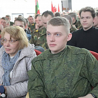 С песней и служить веселее