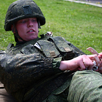 Новобранцы проходят курс начальной военной подготовки на полигонах