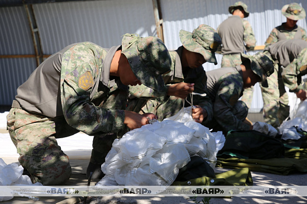 Занятия по воздушно-десантной подготовке с военнослужащими Народно-освободительной армии Китая