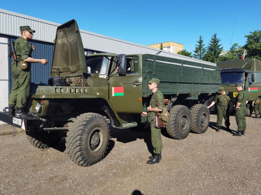 Учатся гвардейцы