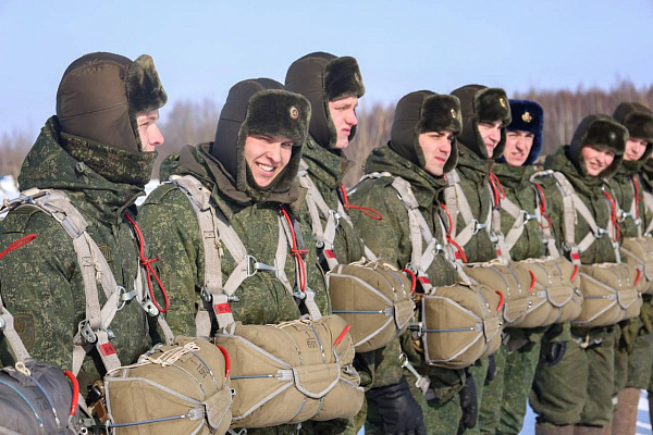 Военнослужащие 103 овдбр совершили прыжки с парашютом