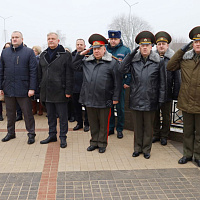В Борисовском гарнизоне возложили цветы к памятнику экипажу танка героя Советского Союза Павла Рака