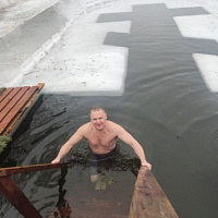 Окунание в прорубь в православный праздник Крещения Господня 