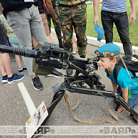 В Витебске в эти минуты широко празднуют День десантников и сил специальных операций
